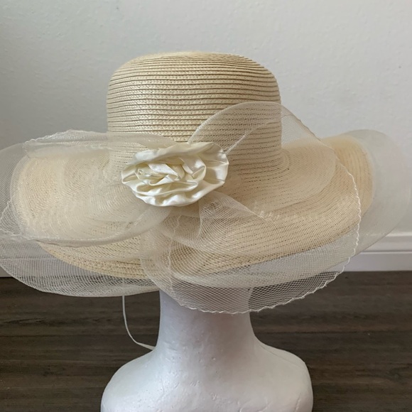 Elegant Cream Wide-Brim Hat with Floral Accent - Picture 5 of 9